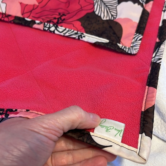 Vera Bradley Stadium Blanket in Mocha Rouge Print Fleeze Quilted Throw - Picture 4 of 7